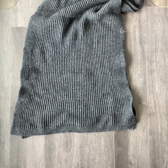 Grey Knit scarf - Picture 2 of 3
